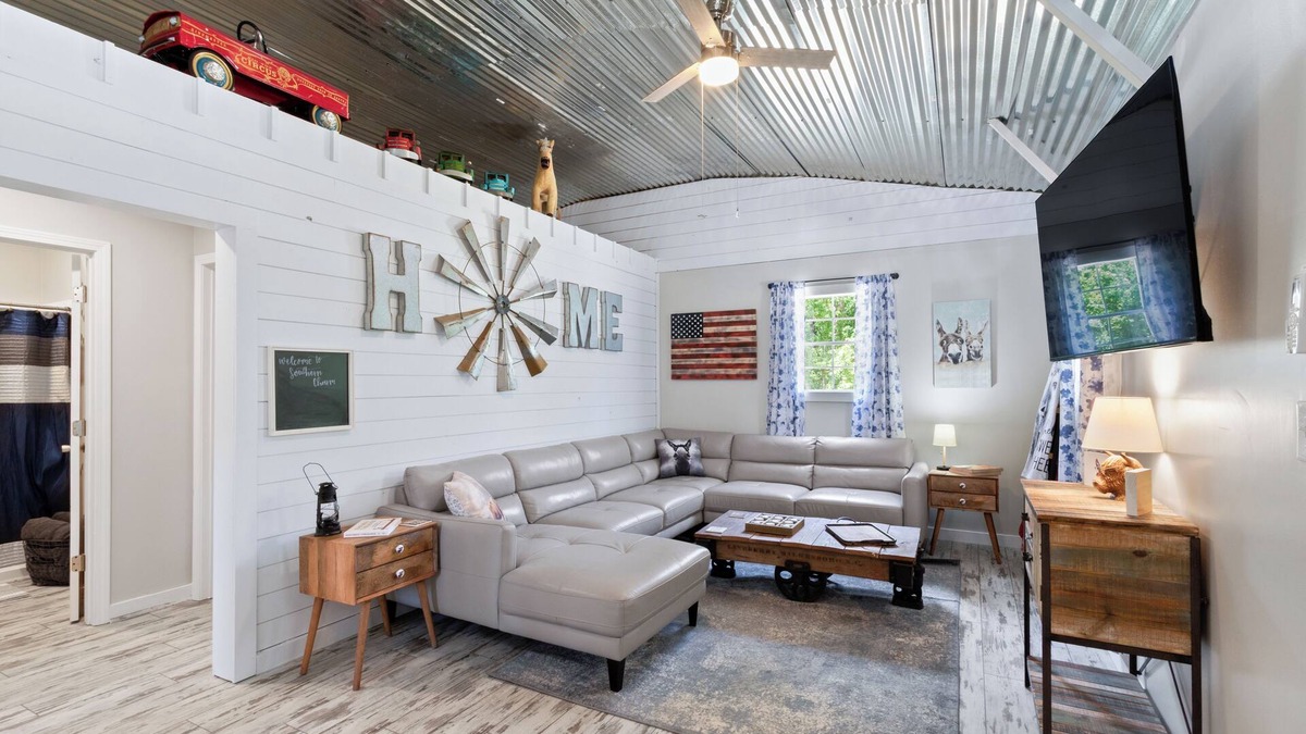 Gulf Shores House | Charming 2-bedroom barn in, Foley 8 miles to Beach, dogs welcome, near Sportplex