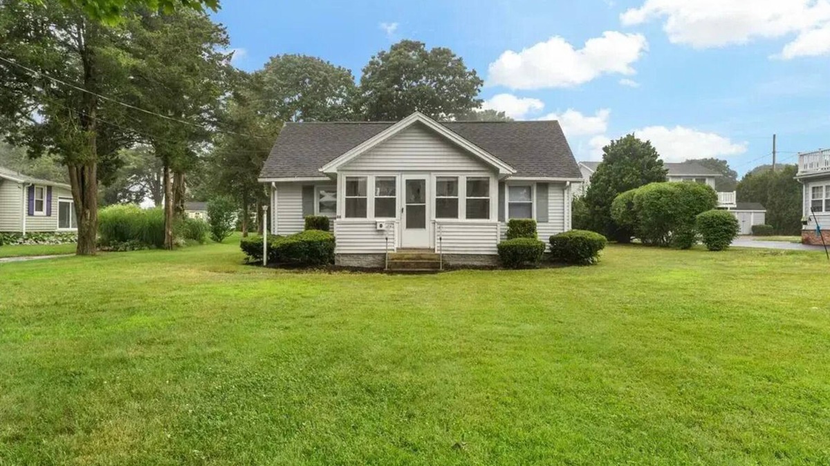 Misquamicut Cottage | Charming 2 Bedroom Beach Cottage just a short walk from the beach