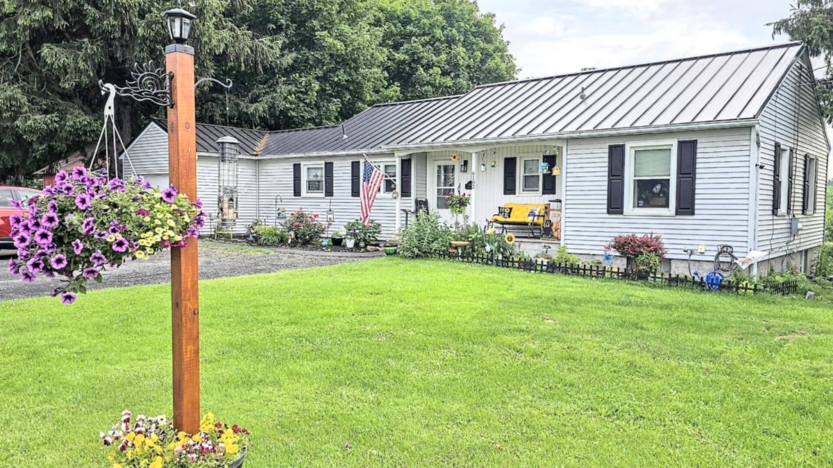 Cayuga Bed & Breakfast | Charming 2-bedroom bed & breakfast in peaceful Cayuga with WiFi, AC