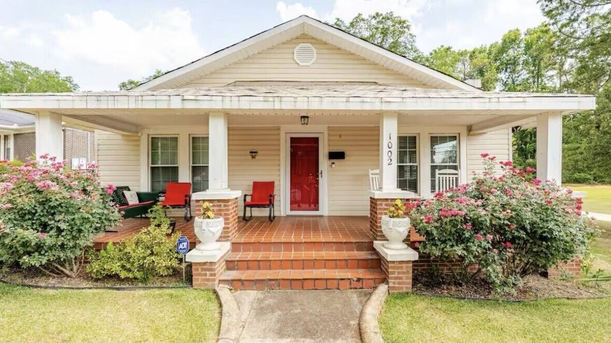 Talladega House | Charming 2-Bedroom Bungalow in Talladega w/WiFi, Huge Outdoor Space & Fire pit
