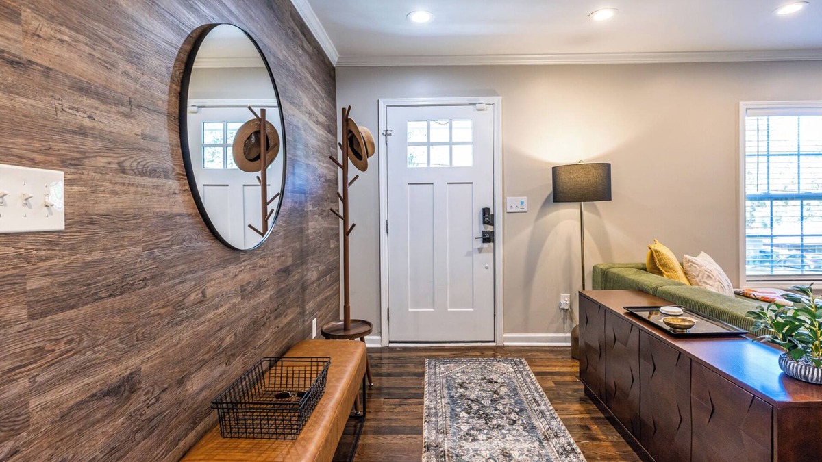 East Atlanta House | Charming 2-bedroom bungalow in lovely Atlanta, Backyard Fire Pit, Pet Friendly
