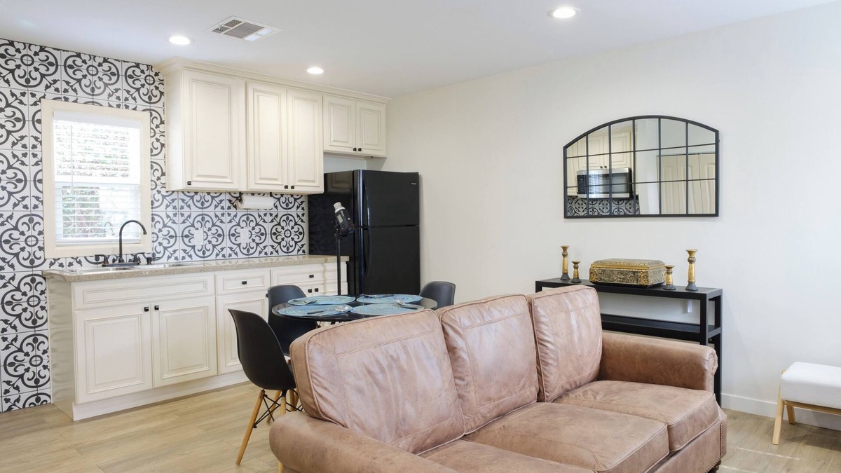 Ontario House | Charming 2-bedroom bungalow with AC, WiFi in welcoming Ontario