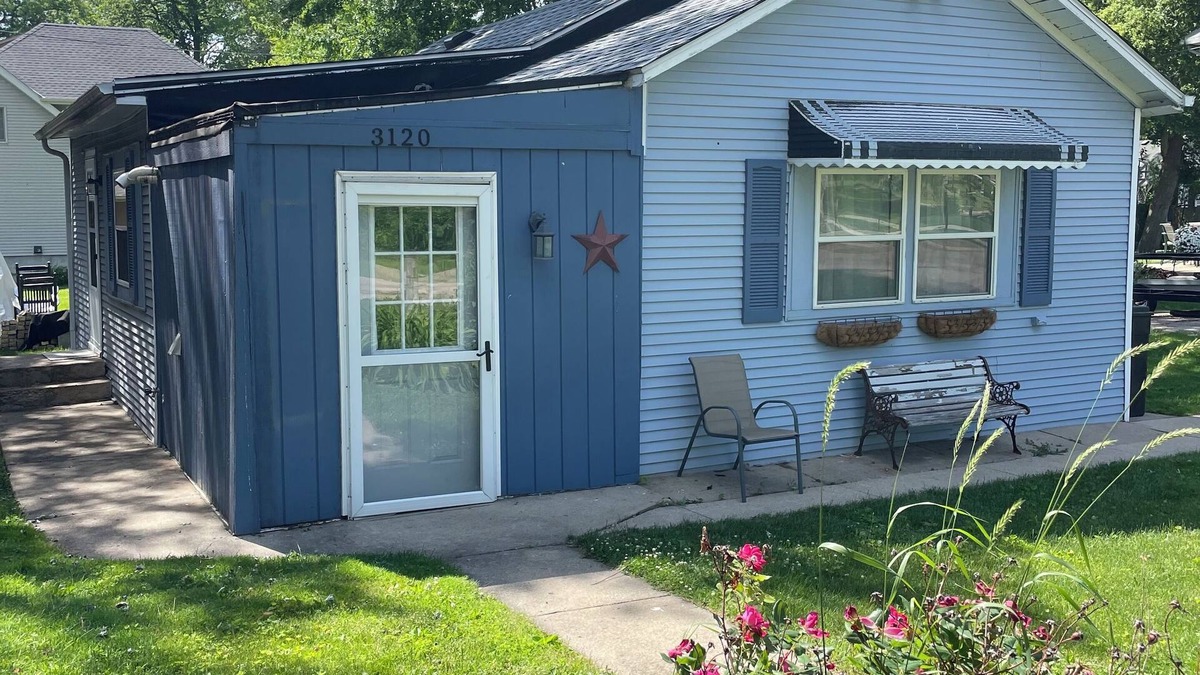 Browns Lake Cottage | Charming 2-bedroom cottage with parking in Burlington. Access to private beach!