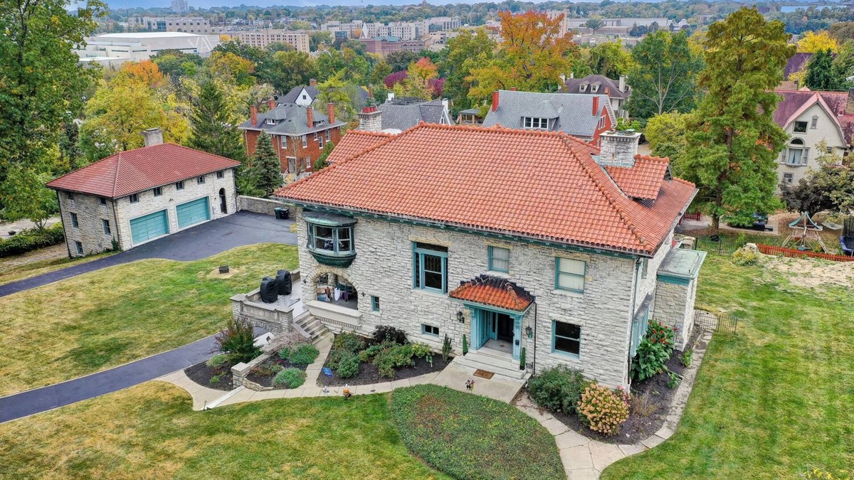 Roselawn Finance Apartment | Charming 2-bedroom carriage house apartment on 2 acre estate