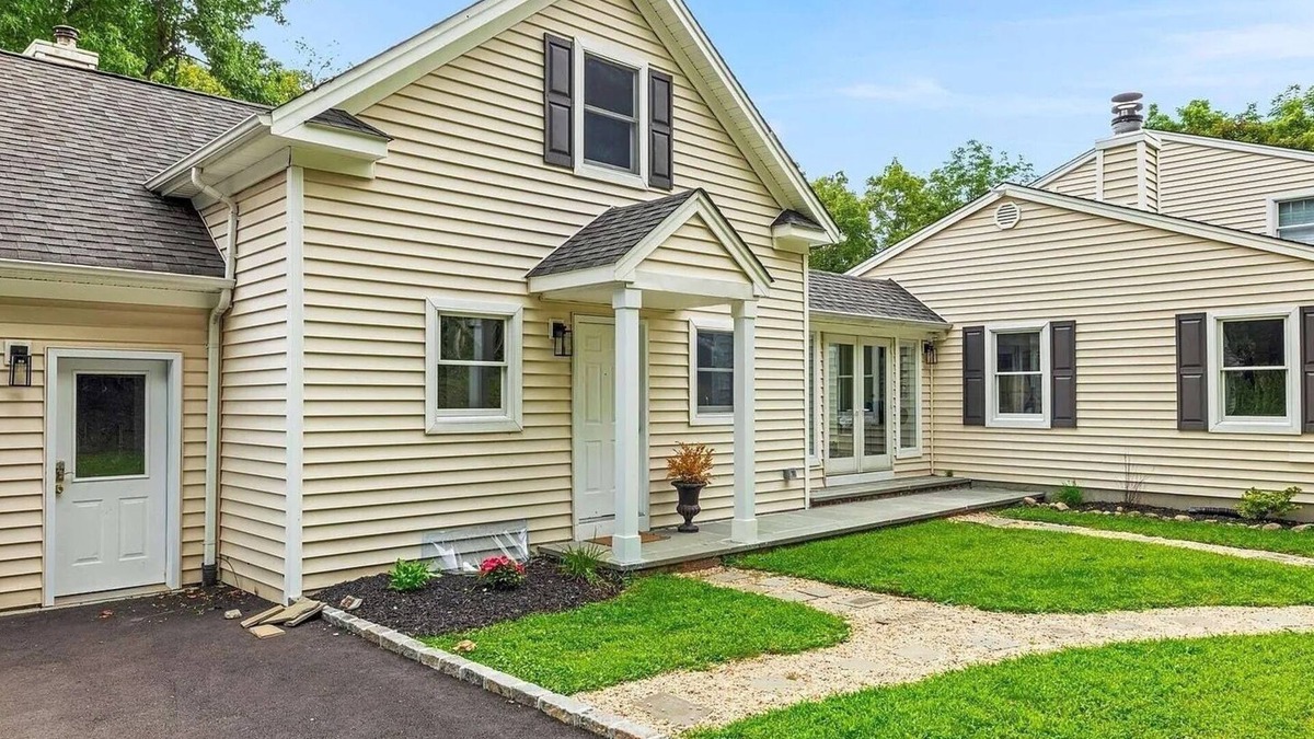 West Hills Cottage | Charming 2-bedroom cottage with WiFi, AC and Parking spot Huntington