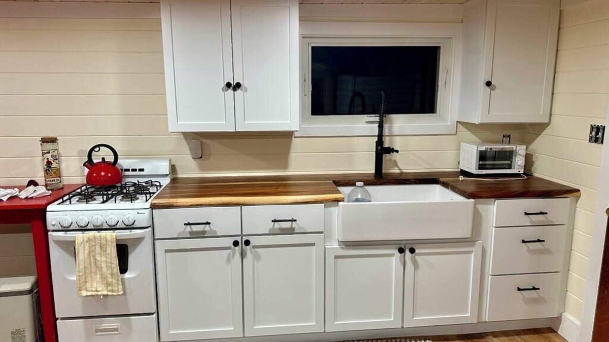 New Durham Cottage | Charming 2-bedroom cottage on Merry Meeting Lake in New Durham, NH with WiFi/AC