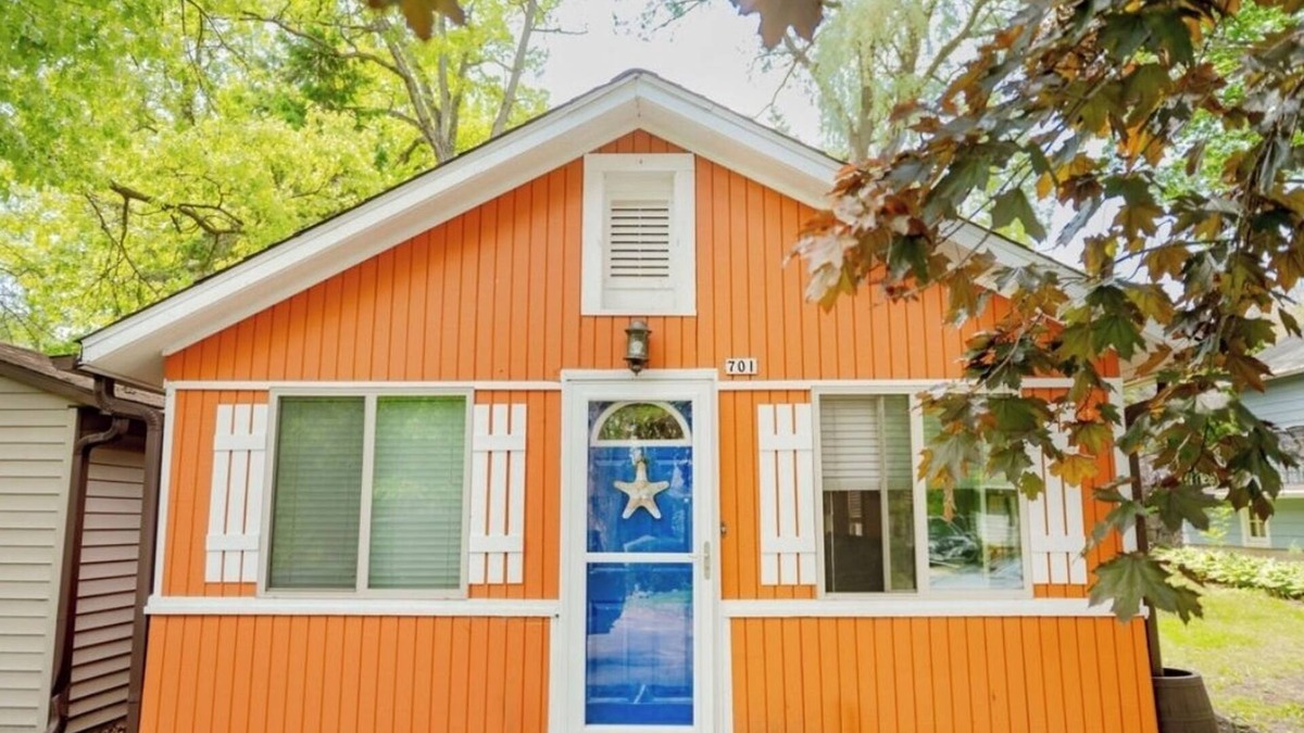 Twin Lakes Cottage | Charming 2-bedroom cottage with AC, WiFi, & huge fenced in back yard- Twin Lakes