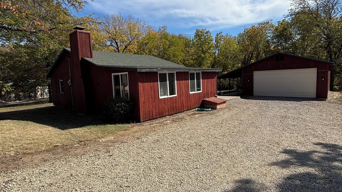 Ellsworth County Cabin | Charming 2-bedroom cabin at Kanopolis Lake