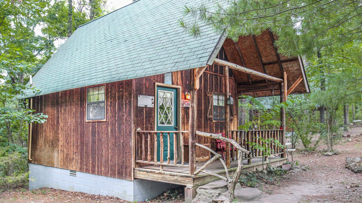 Bruno Cabin | Charming 2-bedroom cabin just 3 miles from the Buffalo River- Redcloud Cabin