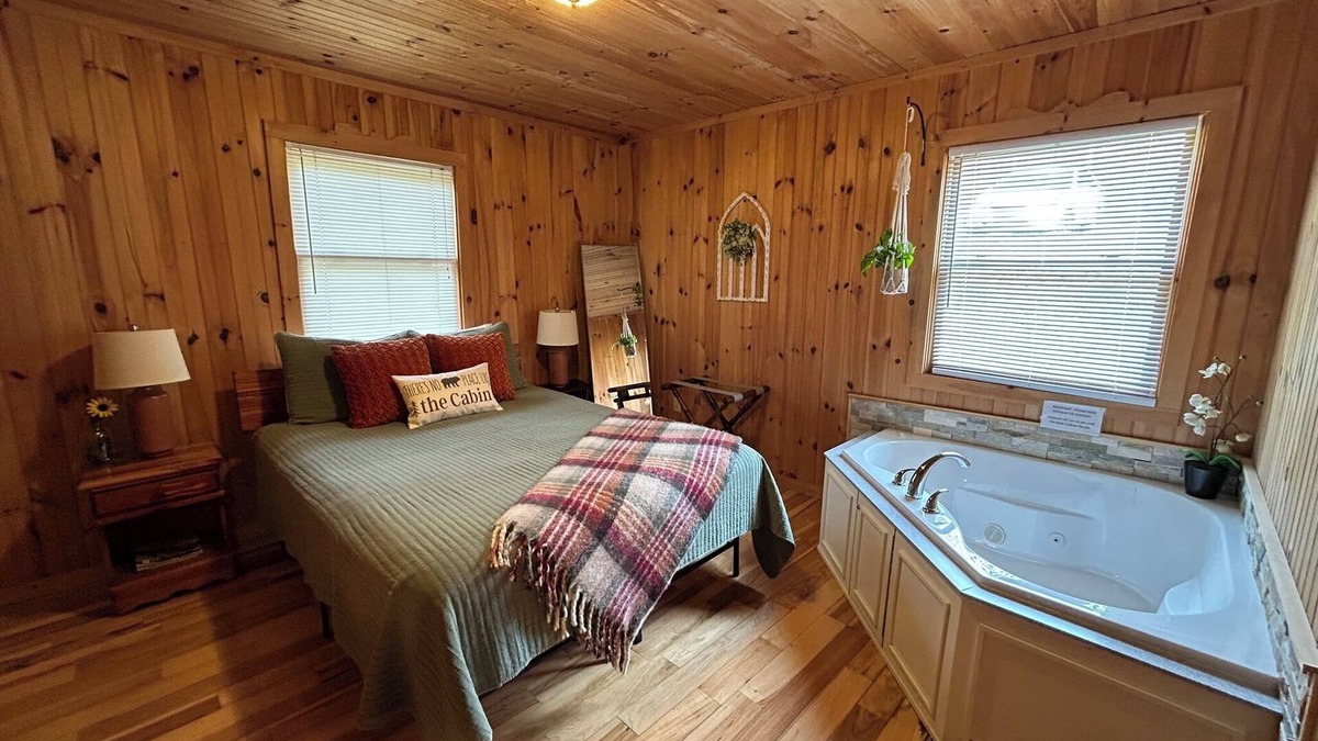 Lynn Garden Cabin | Charming 2-bedroom cabin in Duffield, VA. Near Devil's Bathtub & Natural Tunnel