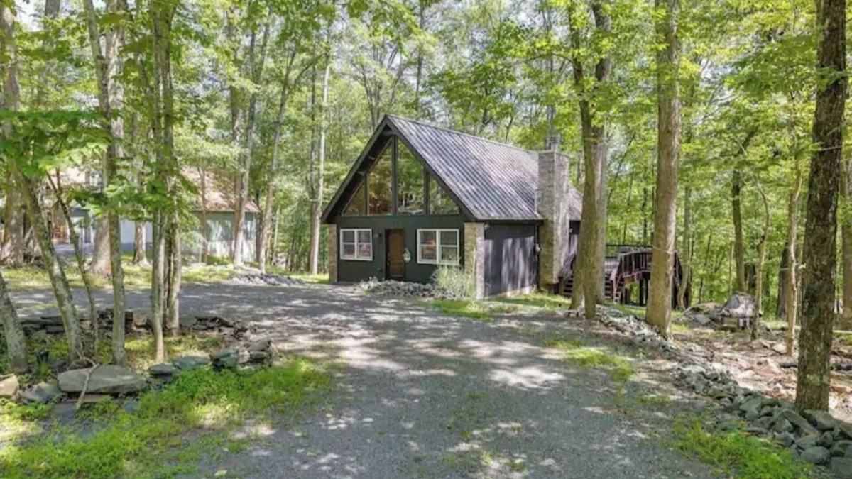 Lackawaxen Cabin | Charming 2-bedroom cabin in brilliant Masthope with pools & skiing minutes away!