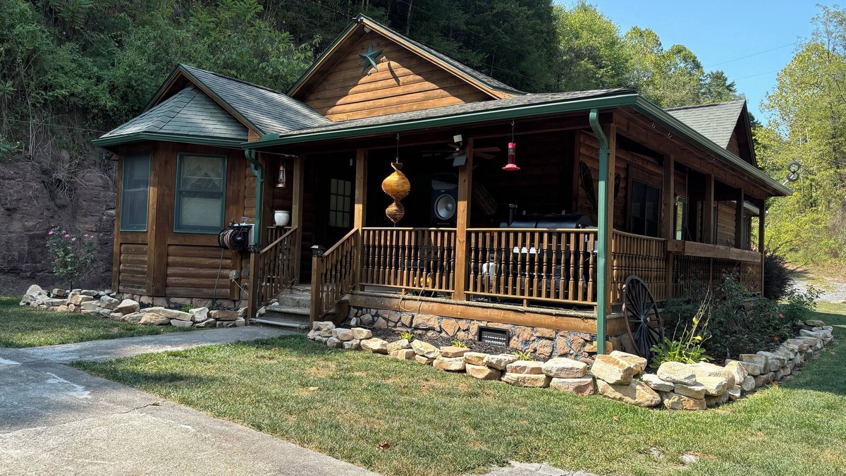True Cabin | Charming 2-bedroom cabin with WiFi, AC in peaceful Pipestem