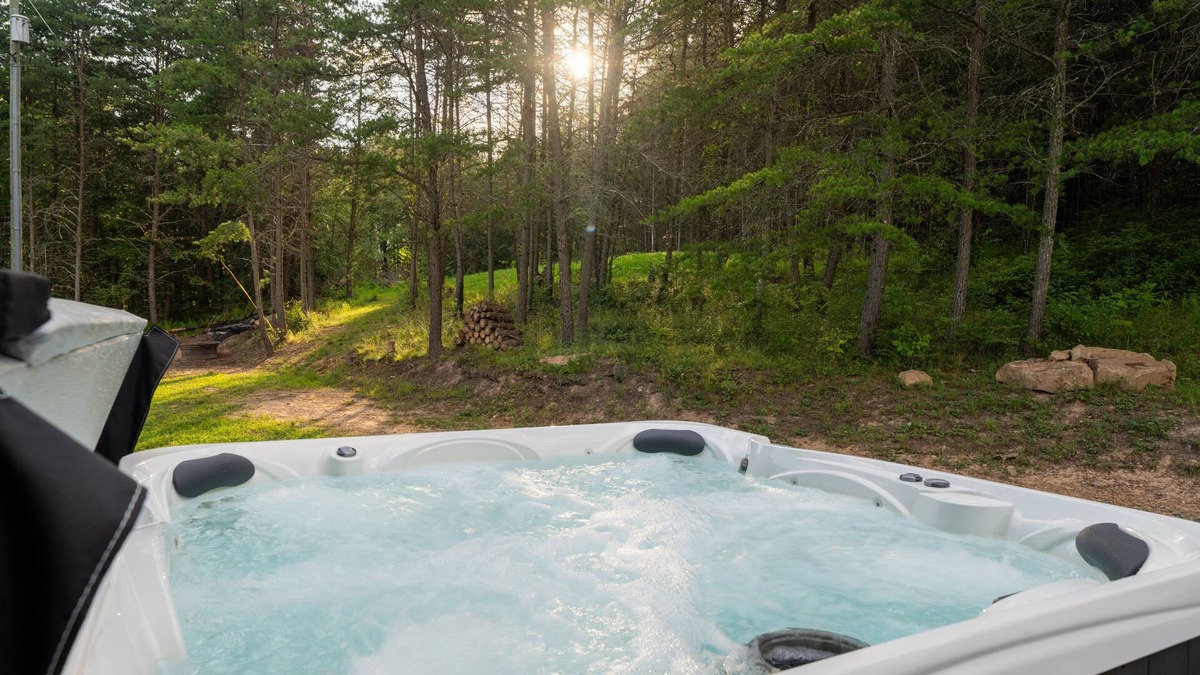 Westport Cabin | Charming 2-bedroom cabin with Hot Tub, Wi-Fi, AC in Westport