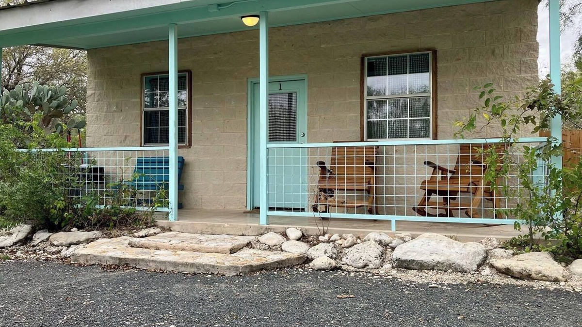 Uvalde County Cabin | Charming 2-bedroom cabin right on the Frio River - Cabin #1