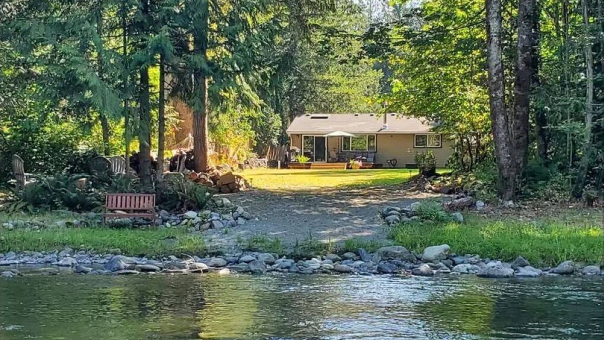 Monroe Cabin | Charming 2-bedroom cabin on the Sultan River