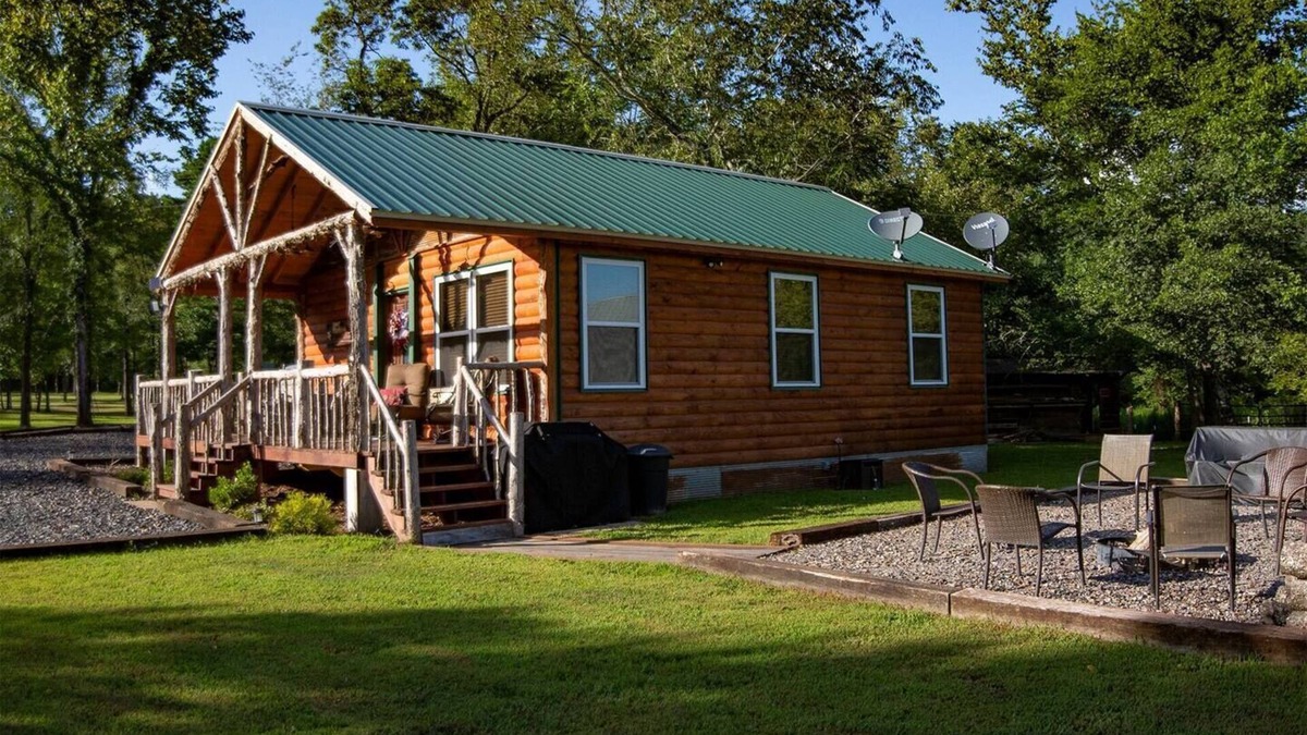 Pine Ridge Cabin | Charming 2-bedroom cabin with loft, Starlink internet, near 4x4 trails & river