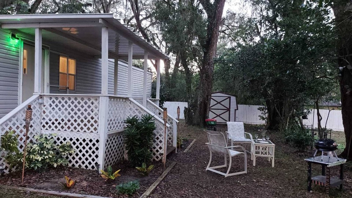 Belleview Cottage | Charming 2-bedroom cottage in delightful Belleview with WiFi, AC
