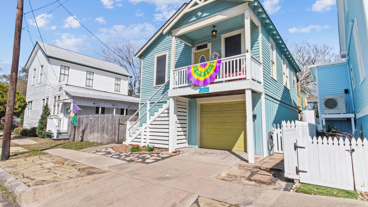 San Jacinto Cottage | Charming 2-bedroom cottage in beautiful Galveston with AC, WiFi