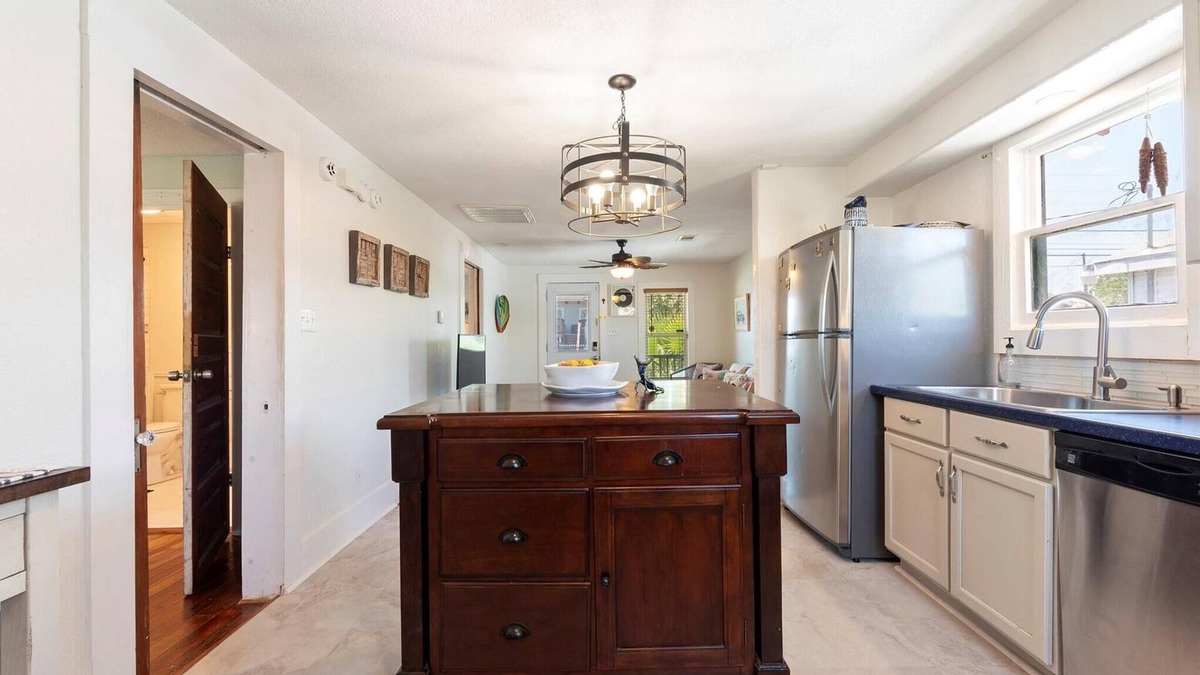 Galveston Cottage | Charming 2-bedroom cottage in fabulous Galveston with AC