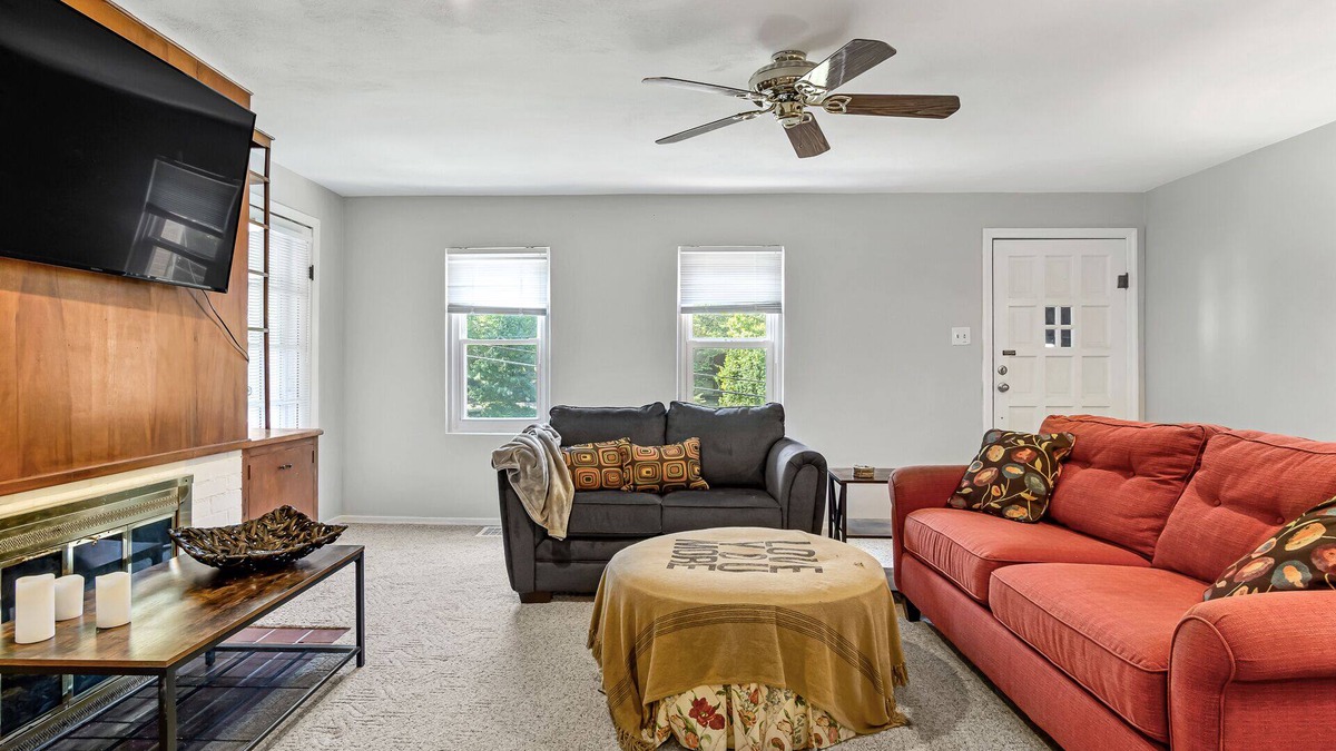 Alton Condo | Charming 2-bedroom condo on the hill in Alton