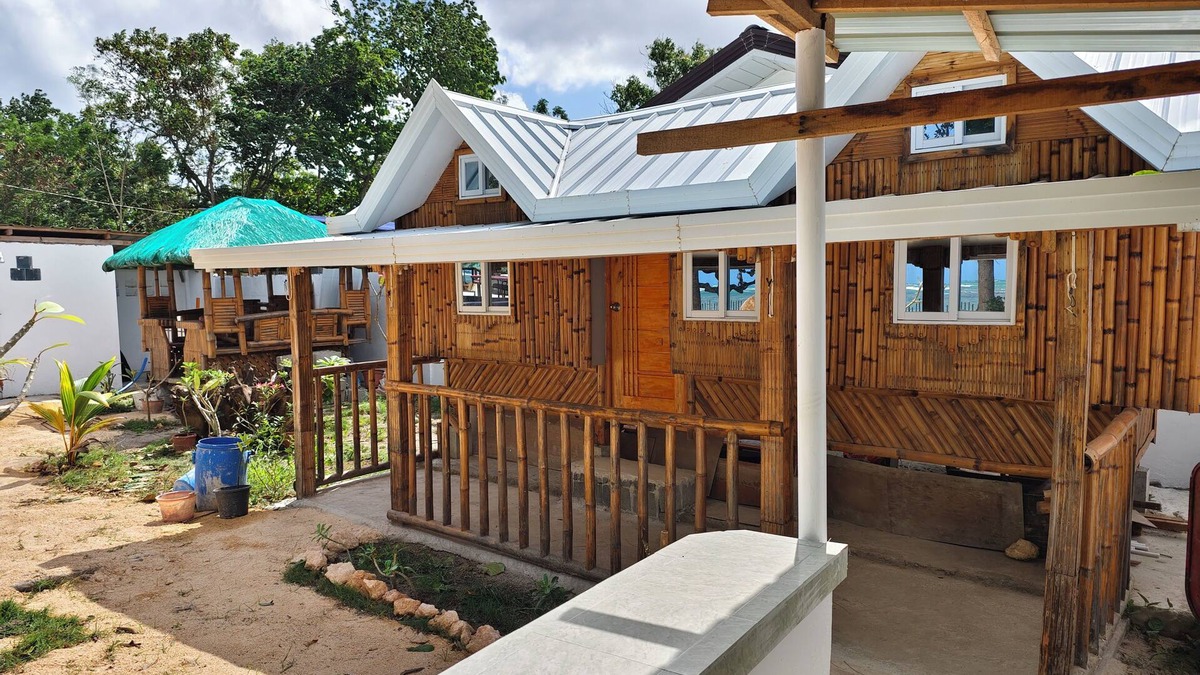 Sual Cottage | Charming 2-bedroom cottage on the beach with WiFi and AC in Victoria Alaminos