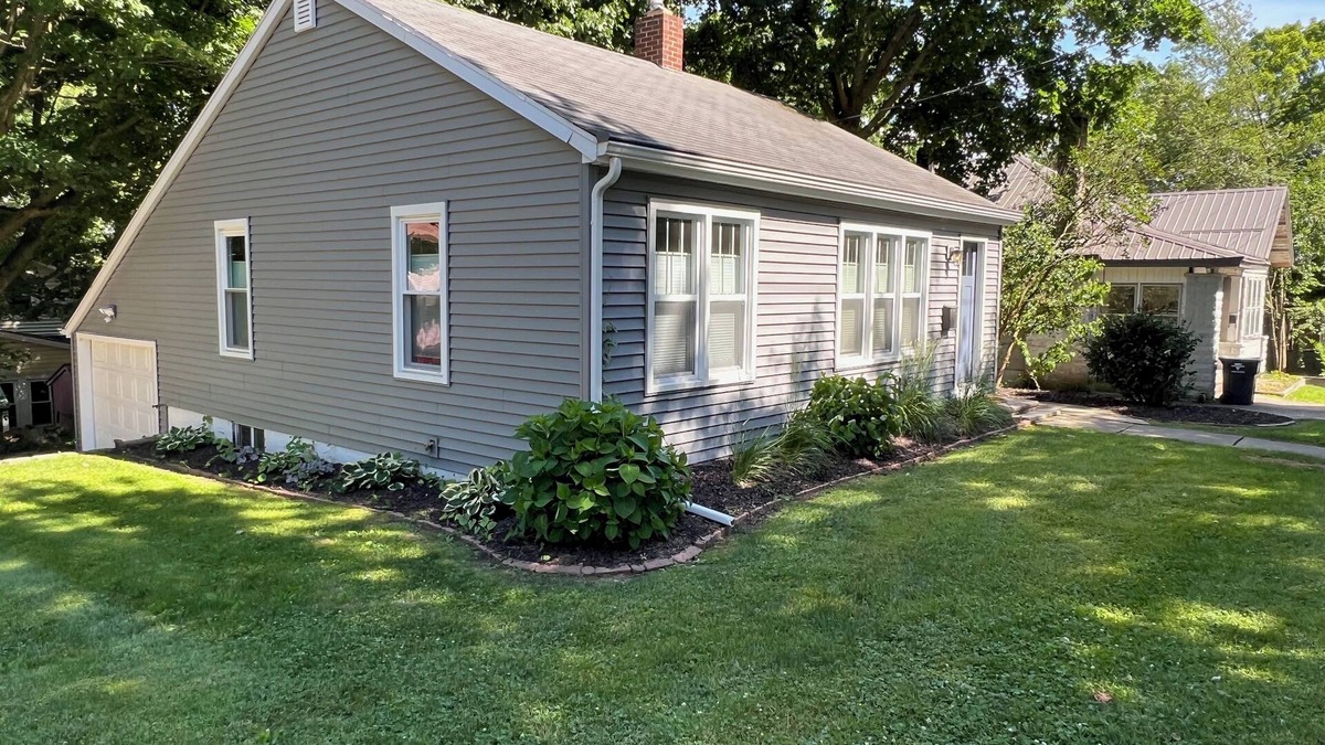 Buchanan Cottage | Charming 2-bedroom cottage in Buchanan with AC, WiFi, Centrally located!