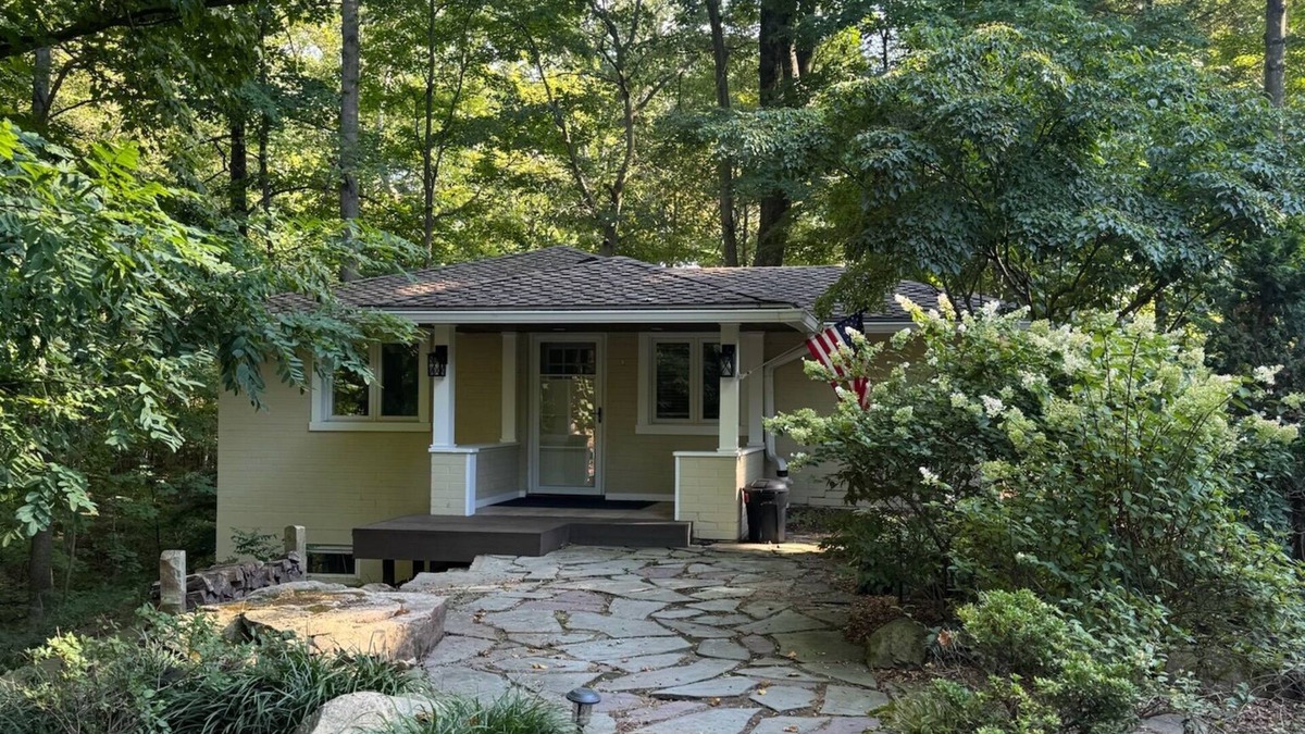 Willoughby Hills House | Charming 2-Bedroom Cottage on Scenic Property in Kirtland