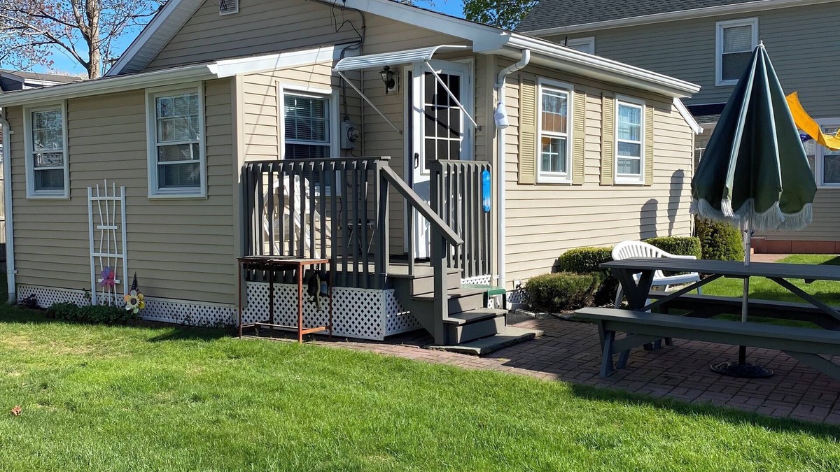 Old Lyme Cottage | Charming 2-bedroom cottage in Old Lyme with AC