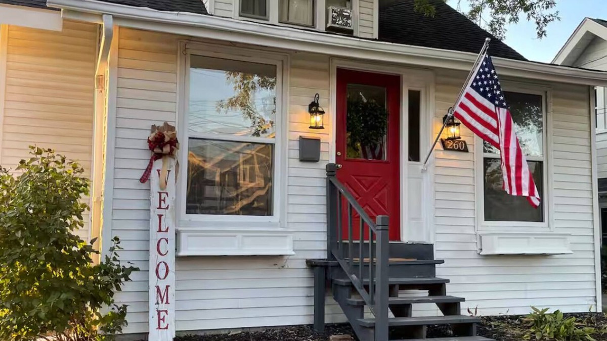 Plymouth Cottage | Charming 2-bedroom cottage in downtown Plymouth! Walk to restaurants & shops!