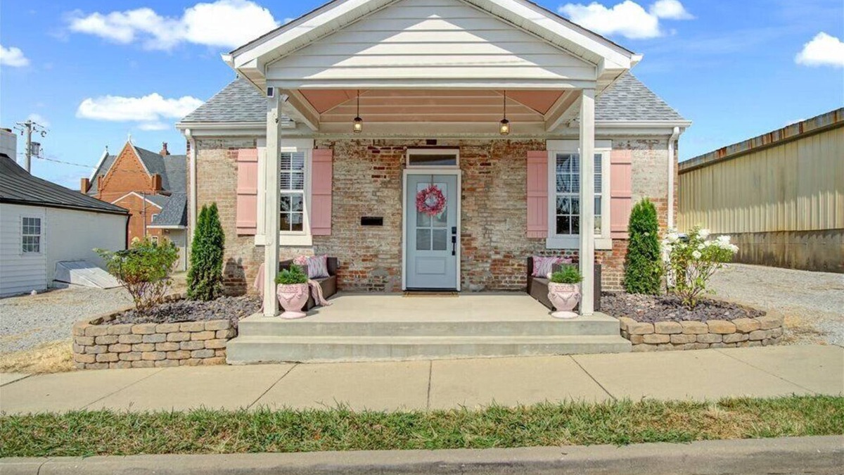 Waterloo Cottage | Charming 2-bedroom cottage with Patio in Waterloo