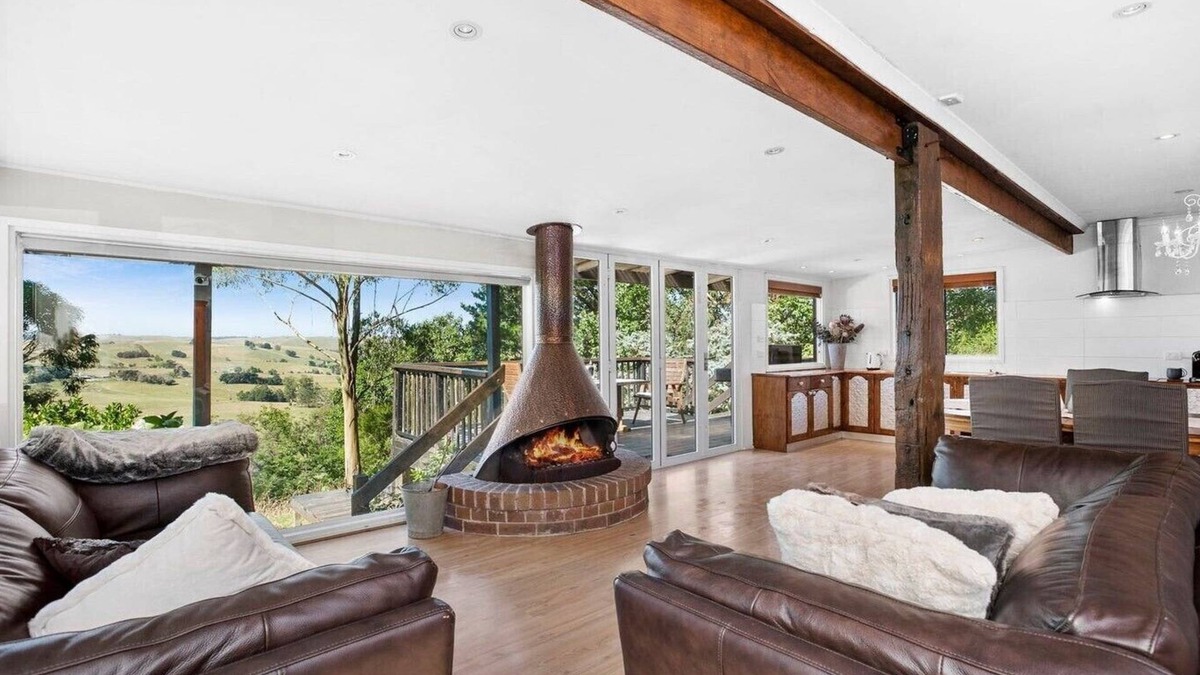 Poowong Cottage | Charming 2-bedroom cottage with open fire and stunning view in Poowong