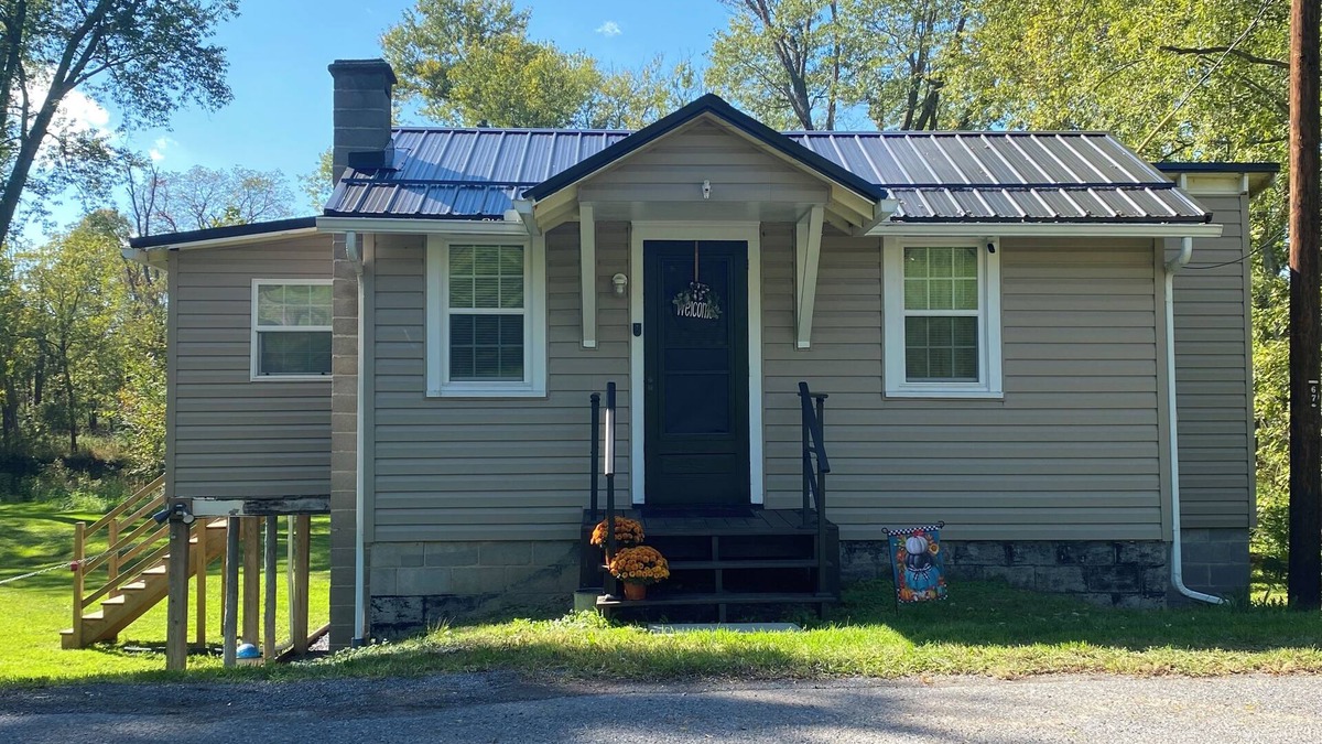 Bedford Cottage | Charming 2-bedroom Cottage by the River