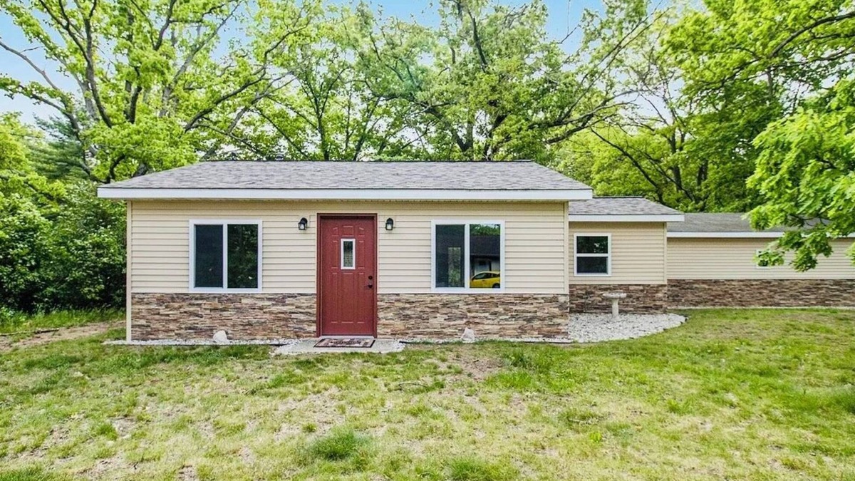 Mecosta Cottage | Charming 2-bedroom cottage with Lake Access to School Section Lake
