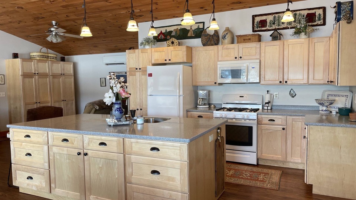 Milford House | Charming 2 bedroom cottage overlooking Arnold Lake under 10 min to CDP