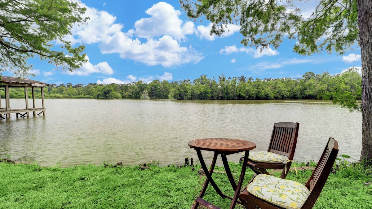 Kingwood Cottage | Charming 2-bedroom cottage with Water View in Humble - Pet Friendly!