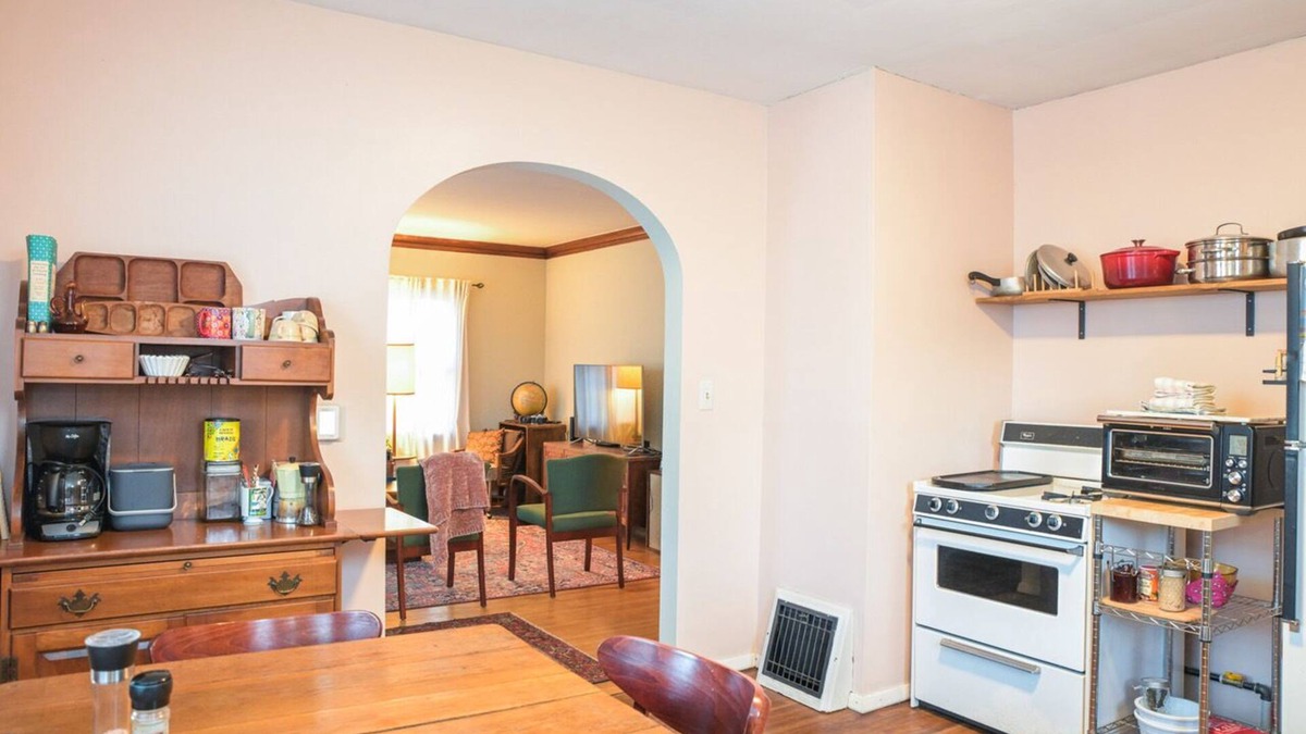 Peoria Cottage | Charming 2-bedroom cottage in delightful Peoria with WiFi, AC
