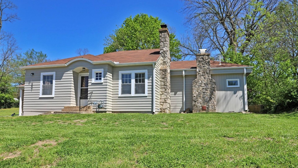 Ava Cottage | Charming 2-bedroom cottage in scenic Southwest MO with a large corner lot.