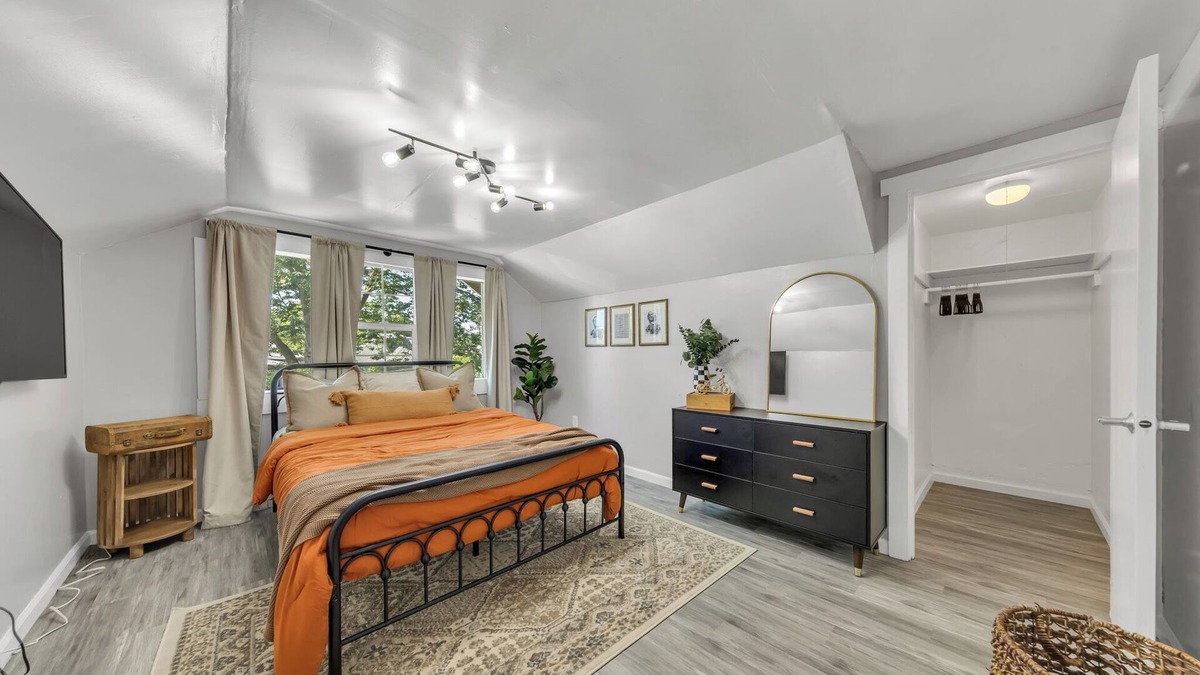 North Oak Park Apartment | Charming 2-bedroom duplex apt with WiFi, AC in peaceful Oak Park Sacramento