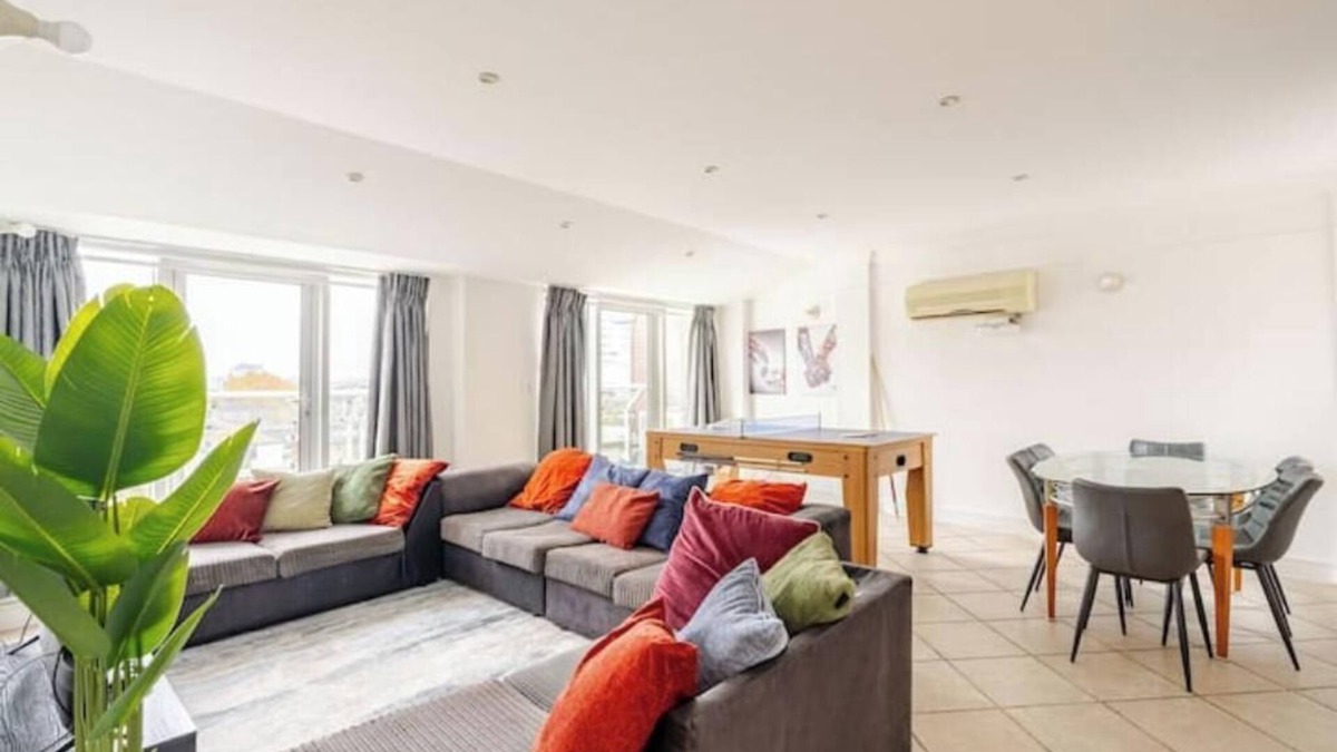 Cathedrals Apartment | Charming 2-bedroom duplex penthouse with AC and WiFi in fabulous London Bridge