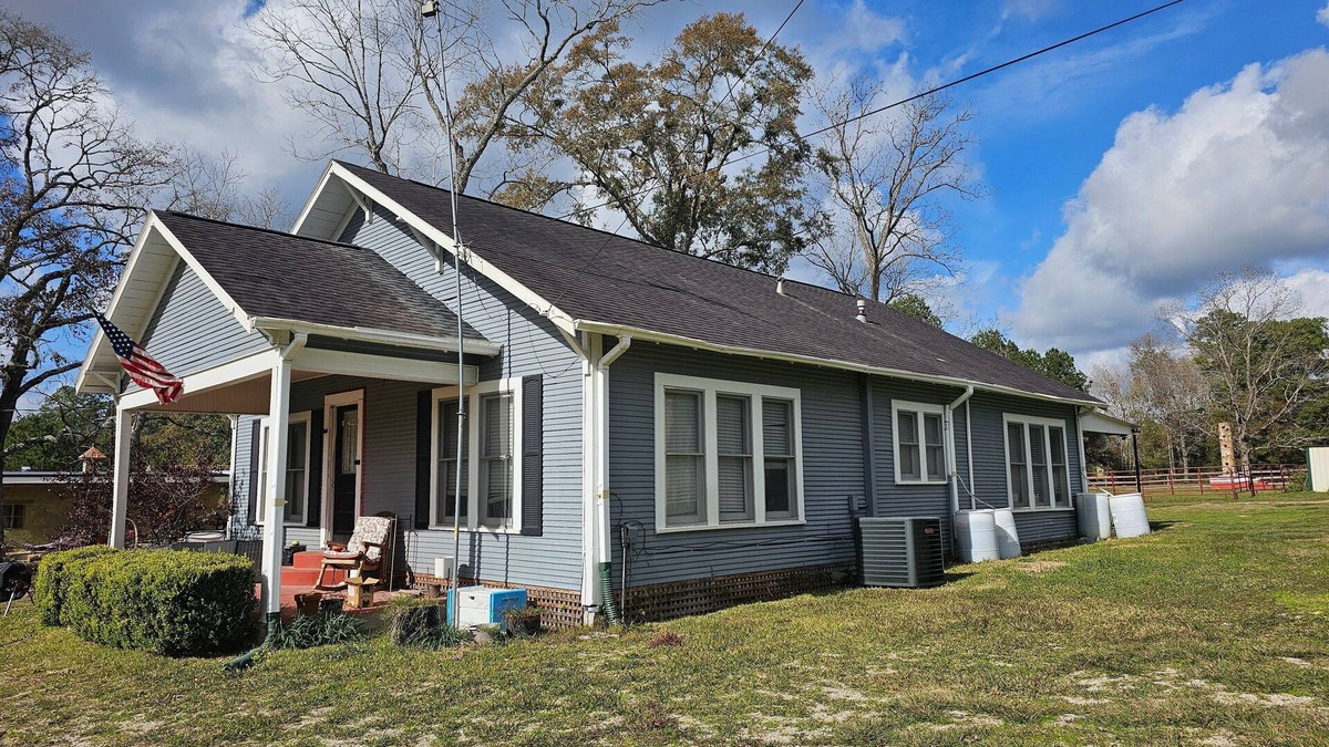 Hull Other | Charming 2-bedroom farmhouse in Saratoga with WiFi and AC on 5-acre gated lot