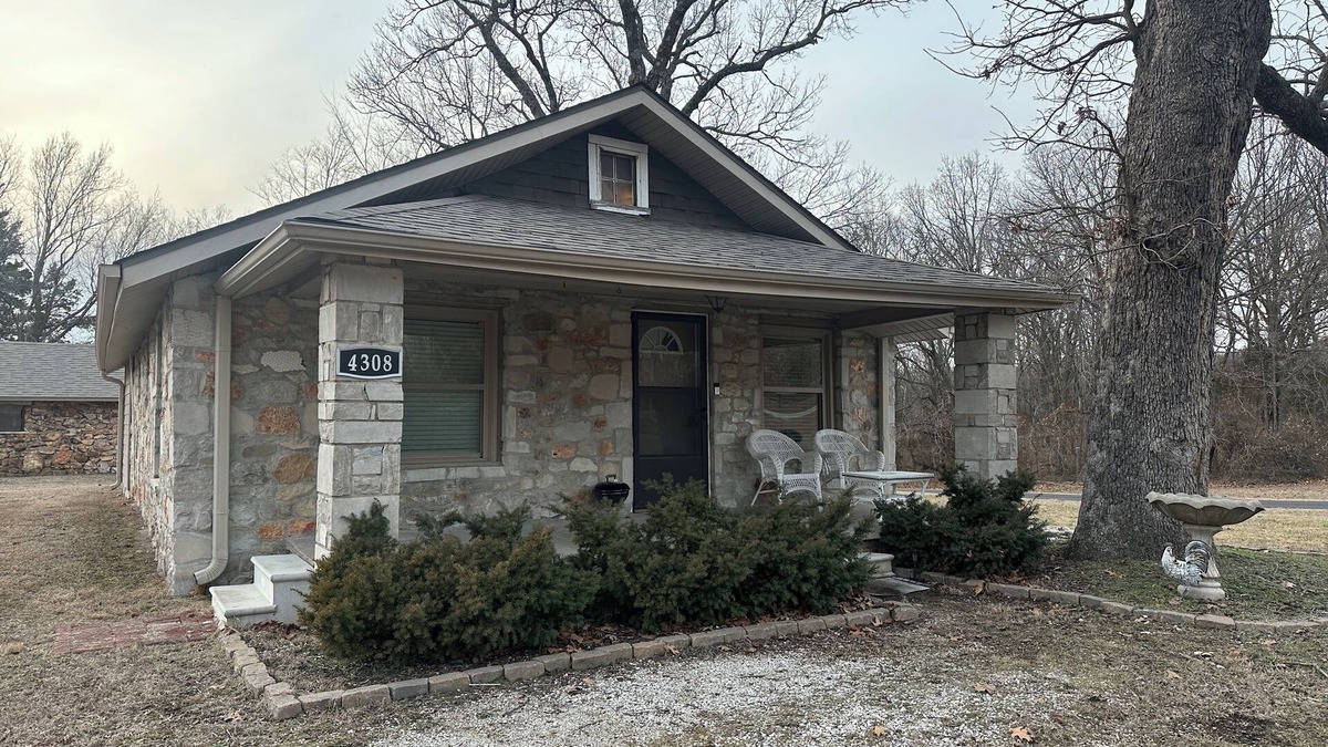Joplin Other | Charming 2-bedroom farmhouse in peaceful Joplin