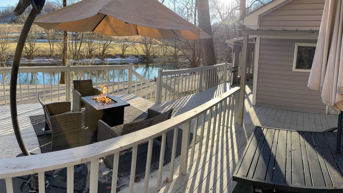 Hiltons Cabin | Charming 2-bedroom fishing cabin in brilliant Gate City with AC, WiFi