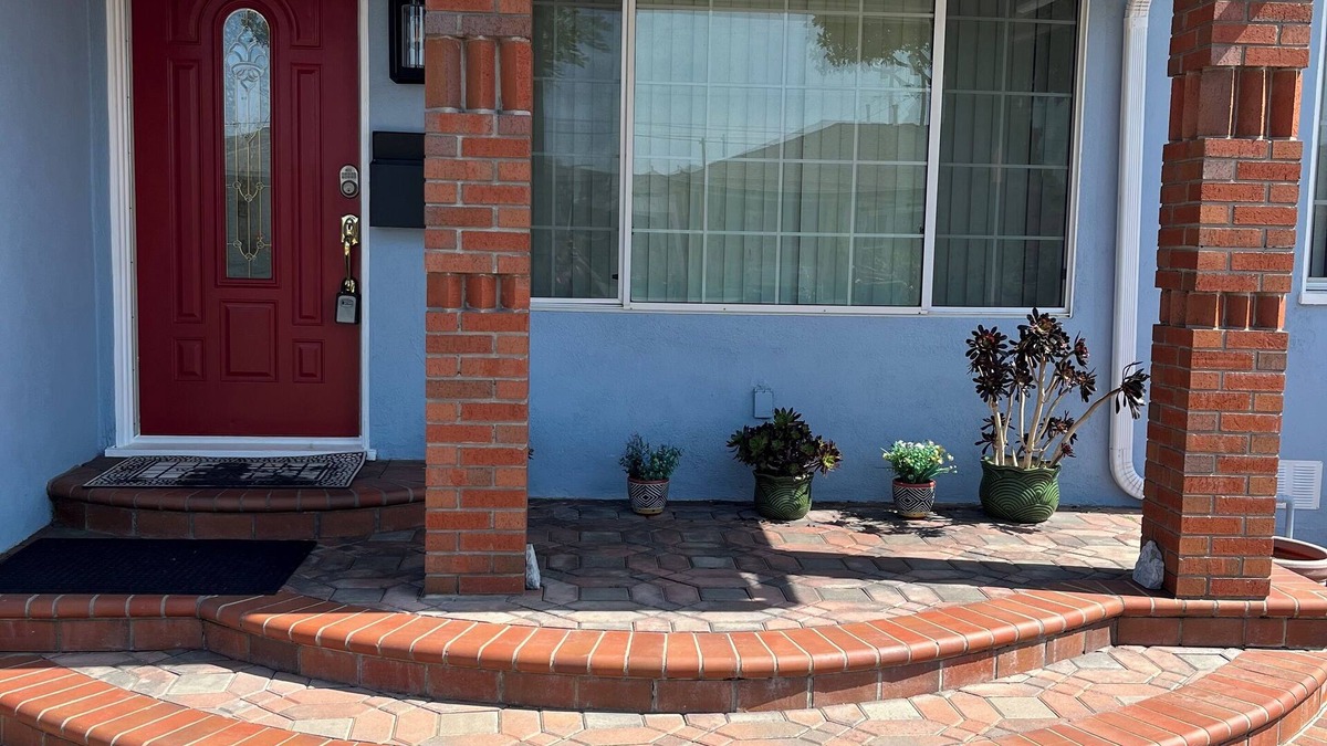 Compton House | Charming 2-bedroom front house with WiFi and free parking