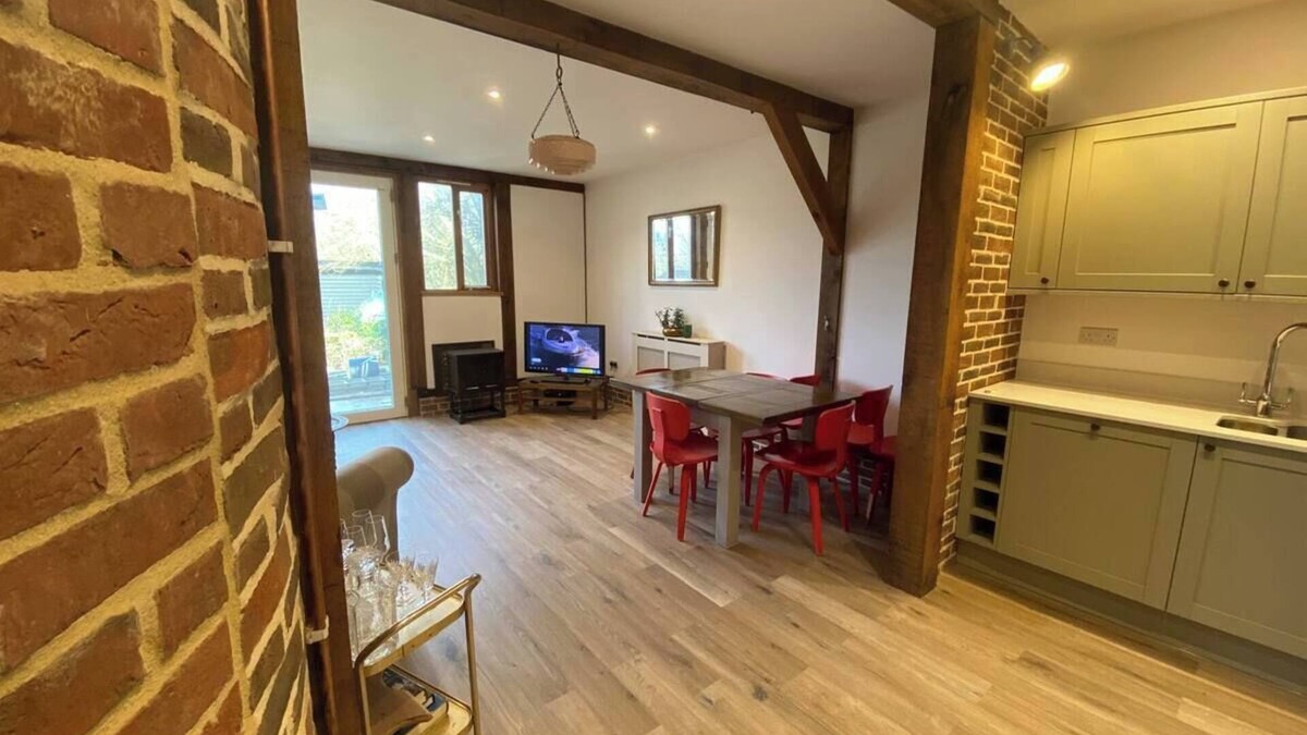 Newmarket House | Charming 2-bedroom barn in Weston Green with WiFi