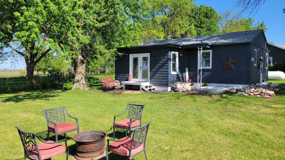 West Okoboji Other | Charming 2-bedroom guest country farmhouse with WiFi, AC in rural Milford.