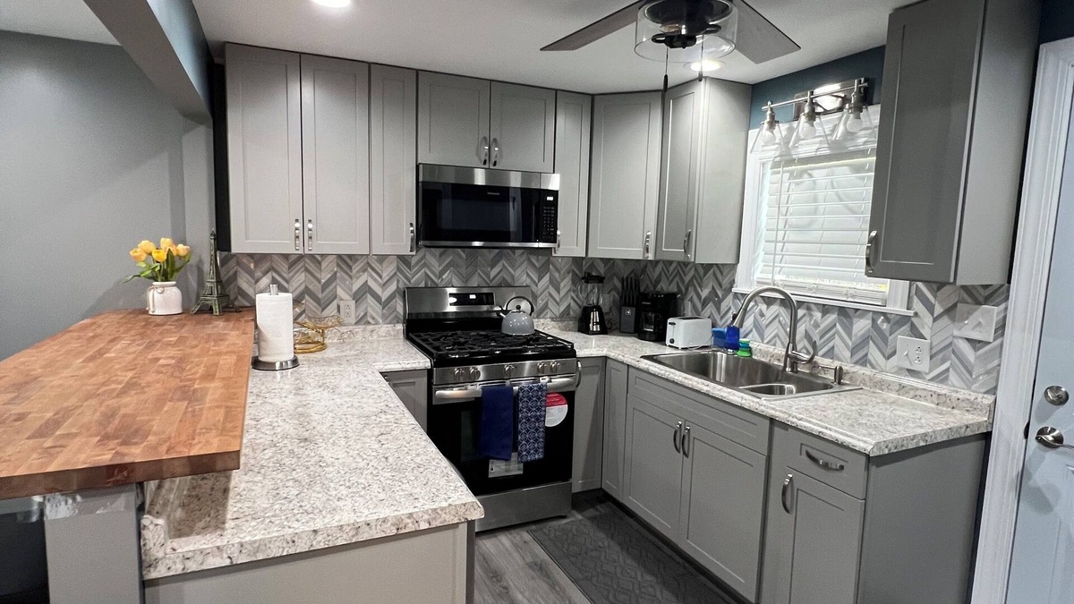 Dravosburg House | Charming 2-bedroom house in Dravosburg/Pittsburgh with WiFi and AC/Heater