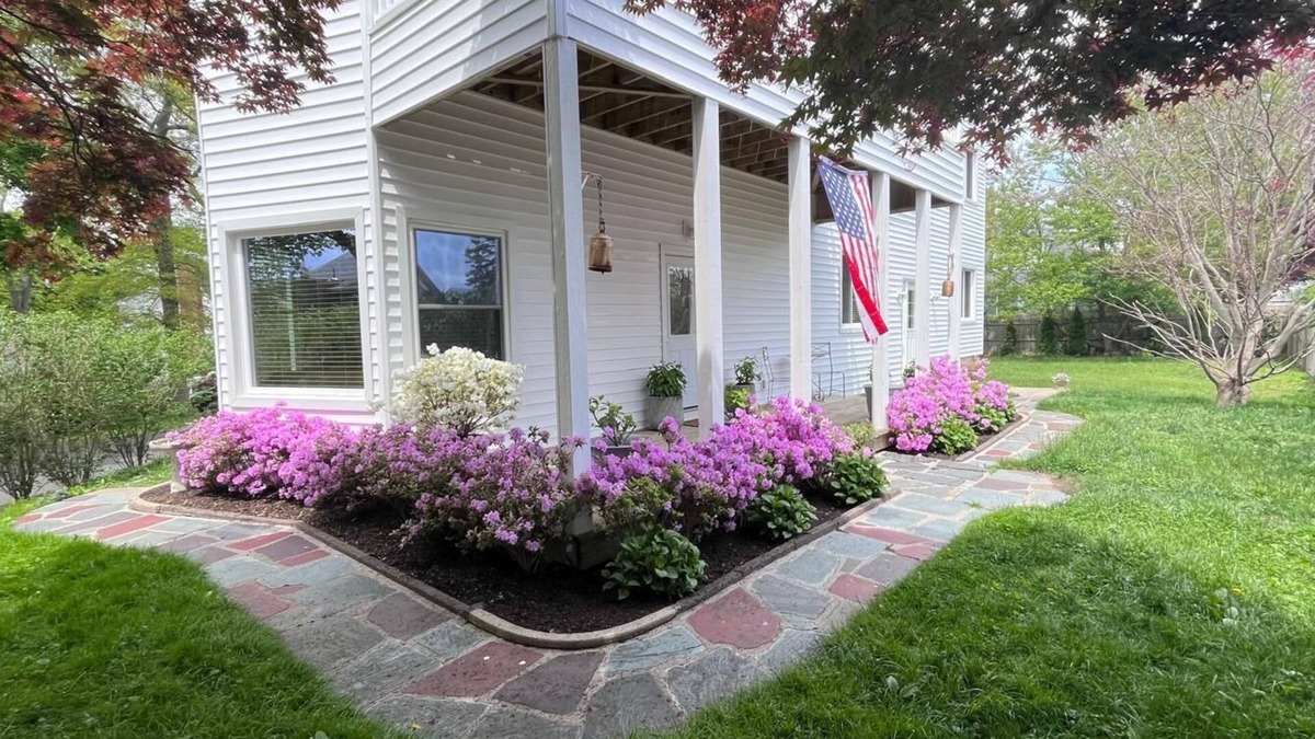 Morgan Point House | Charming 2-bedroom house by the Ocean with large garden and three decks