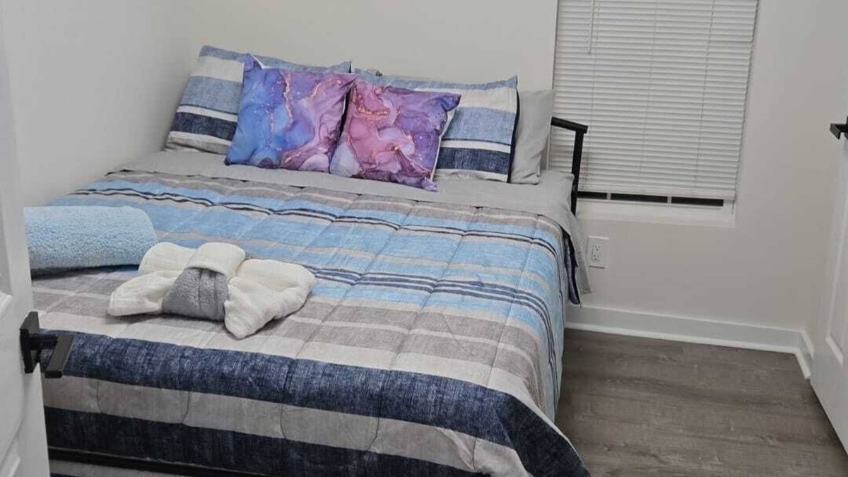 Sans Souci House | Charming 2-bedroom house with AC, WiFi in Greenville