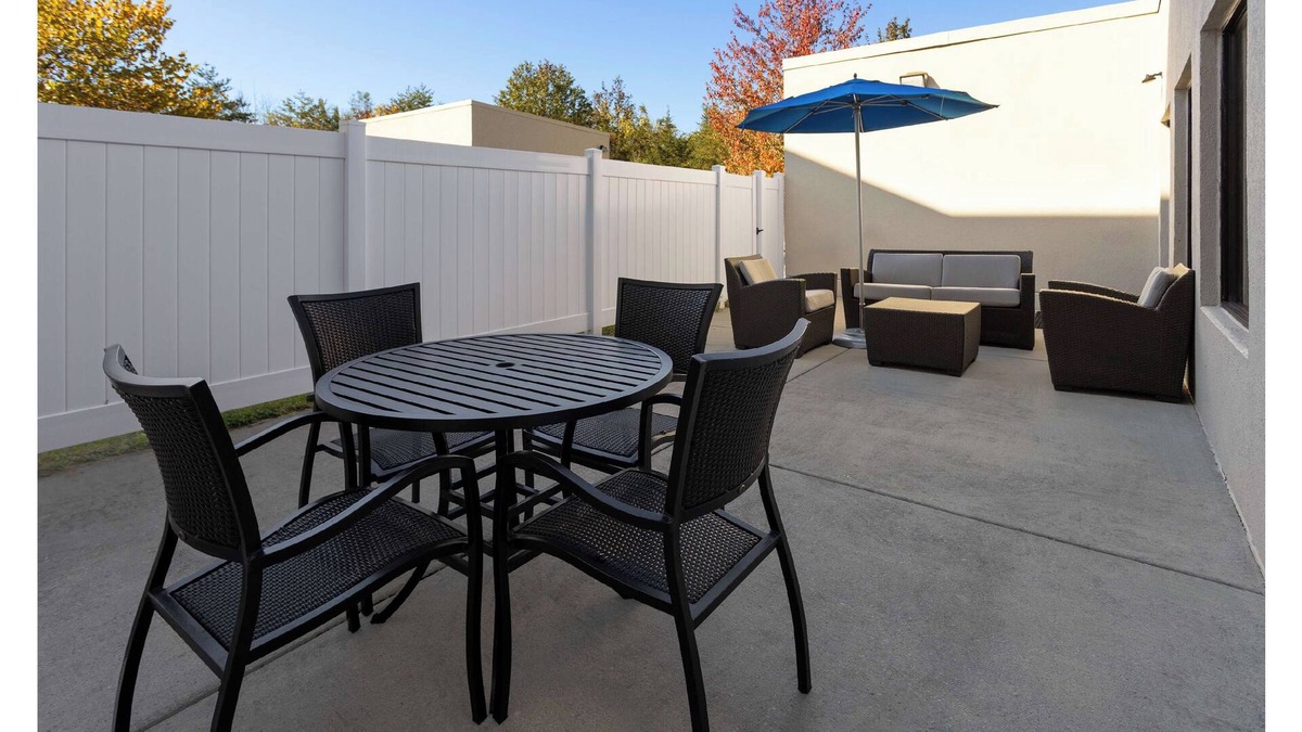 Harrisburg Hotel | Charming 2-bedroom hotel with AC, Guest Laundry, and fitness room in Harrisburg