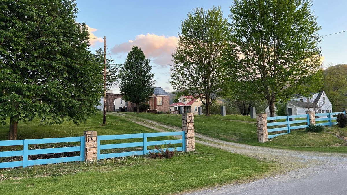 Rich Creek House | Charming 2-bedroom house with WiFi, AC in tranquil Rich Creek.